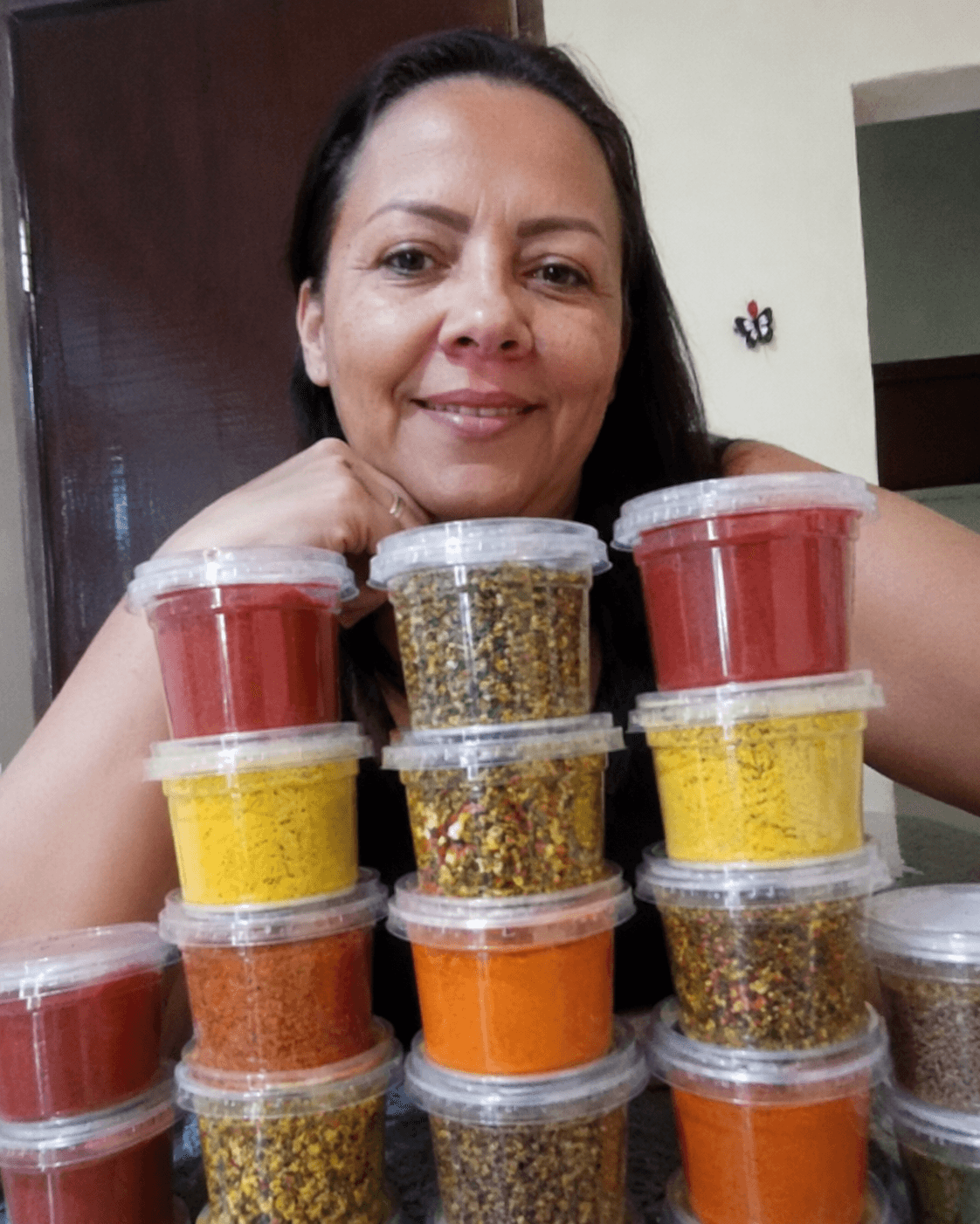 Aluna com potes de tempero prontos